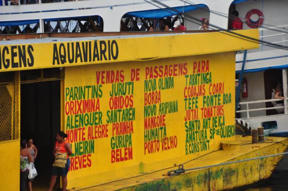 Passagens fluviais para toda a região amazônica, num dos muitos portos de Manaus - AM